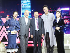 新望董事長羅永輝與著名歌星劉尊老師、汪正正老師、郭津彤老師、主持人雅琪在北京電視臺(tái)錄制節(jié)目現(xiàn)場親切合影